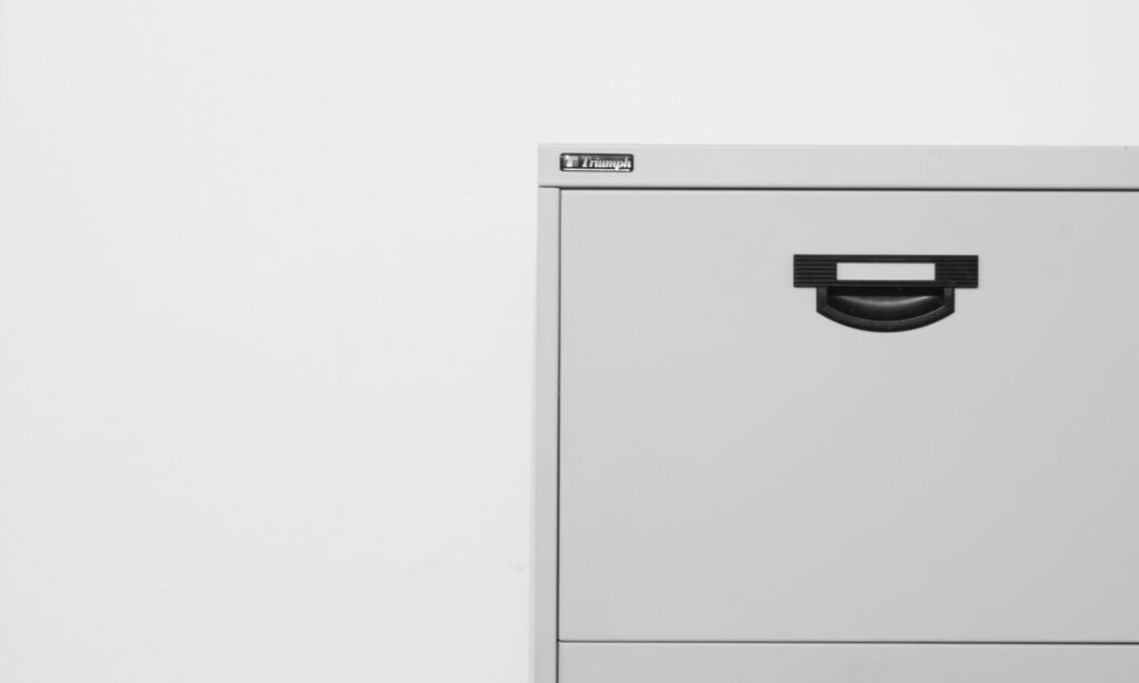 Ein weißer Aktenschrank