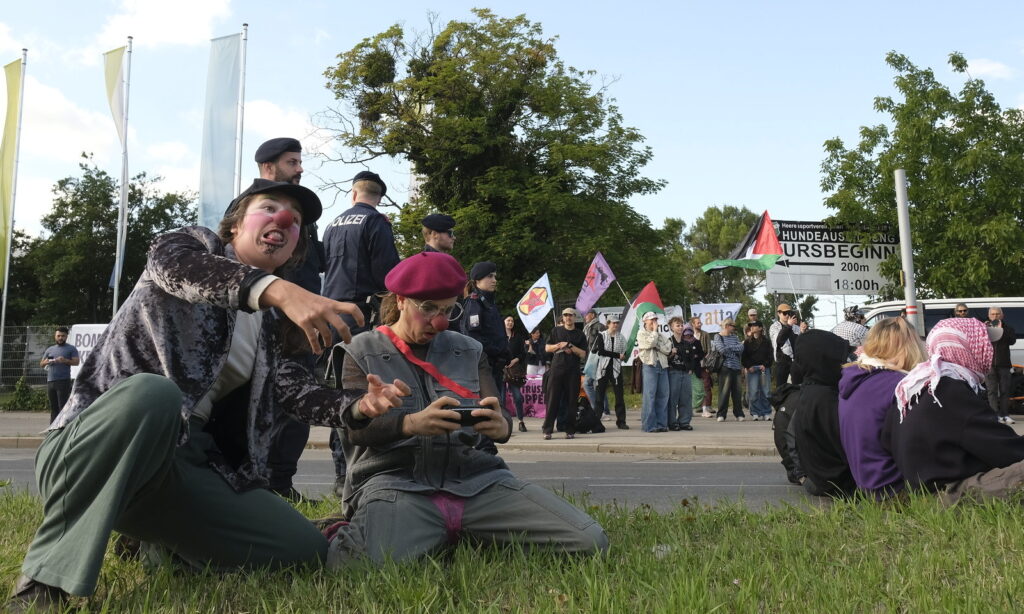 Demo-Clowns protestieren gegen das Drohnen-Symposium