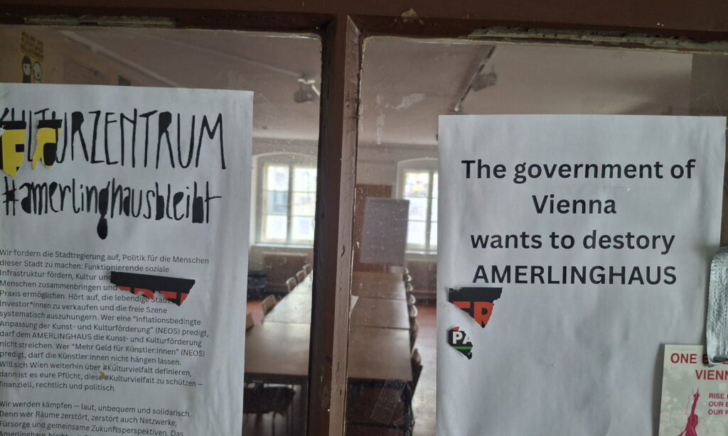 Protestbriefe an einer Fensterscheibe des Amerlinghaus